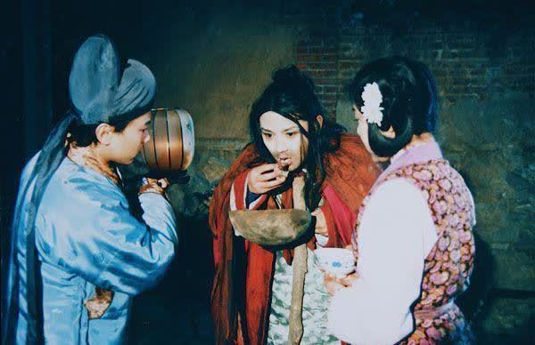 贾母|贾家败落一穷二白,甄家为何直到败落都富得流油?后台太硬