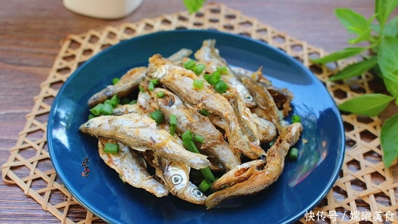 不用|这道菜不用复杂的调料,几根葱就足够,咸香酥脆,下酒一流