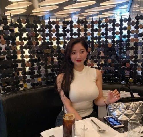 微胖|微胖美女日常出街,“无袖”上衣原来这么好看