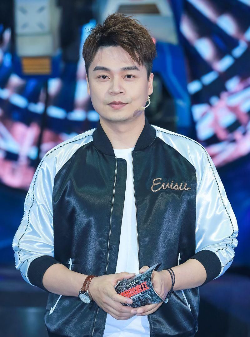 《王牌对王牌》沈涛老婆曝光,竟是节目递话筒的女生,这狗粮撒的