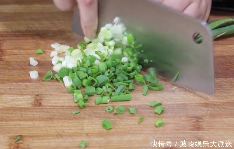 十足|早起花点时间做道葱花烙饼,做法简单,葱香十足,蓬松又暄软