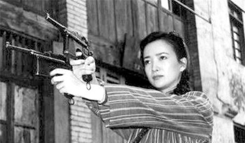 中国真正的“双枪老太婆”,隐姓埋名当保姆,34年后才显露身份!