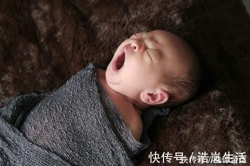 睡眠质量|宝宝一睡觉就爱满床打滚？说明养育方式出了问题，家长要及时纠正