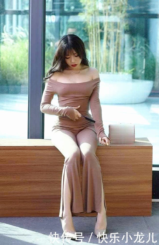  也能够|一字肩T恤搭修身微喇裤，焕发出精致的美感