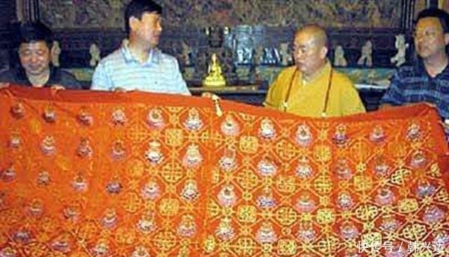 价值|释永信的袈裟多贵重?18K 纯金做配钩,上好翡翠造玉环,估价16万