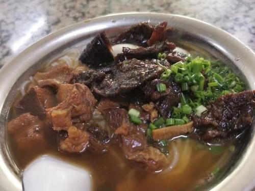 广西一家传承了五代人的牛腩粉店，24小时营业，一天能卖出1000碗