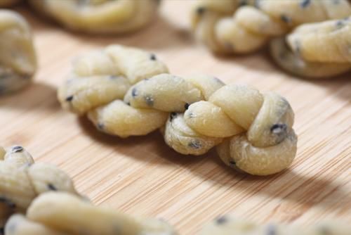 麻花|一碗面粉，两个鸡蛋，教你自制小麻花，吃一口嘎嘣脆，越嚼越香