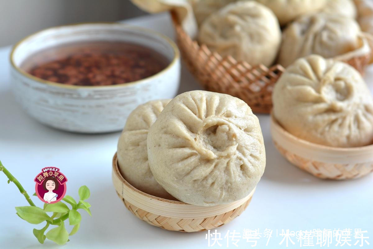 面团|三个萝卜一盆面，蒸出的大包子比肉香，越吃越香！