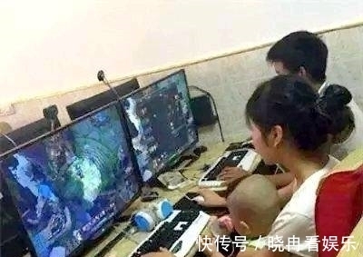 |搞笑图片幽默段子笑话:哈哈哈,妹子胆子真小,怕鸡啊