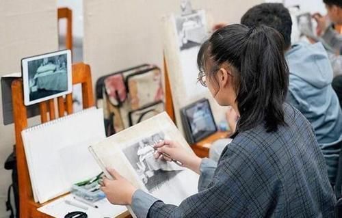 素描像&美术生画作大PK,肖战“素描像”惨败王一博?老师都看不下去了