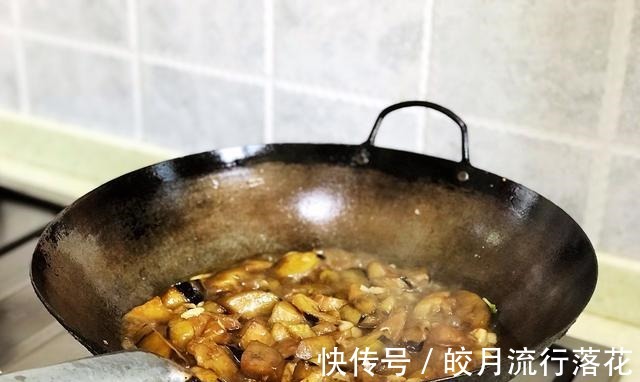 好吃|茄子别再做老一套了，学会这个茄子的做法，好吃还新鲜！