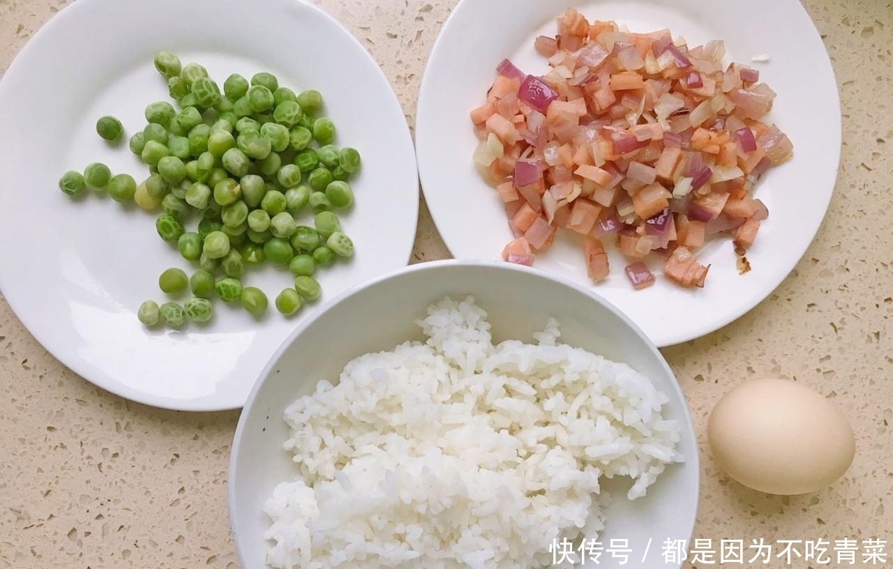 剩米饭别炒着吃了,加1个鸡蛋搅一搅,又酥又嫩,百吃不厌