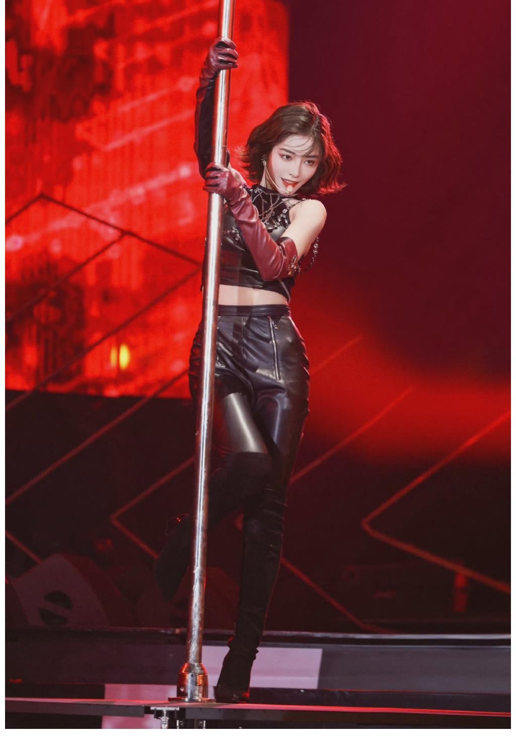 许佳琪的舞台照,爱看一些自信又吸引的美女
