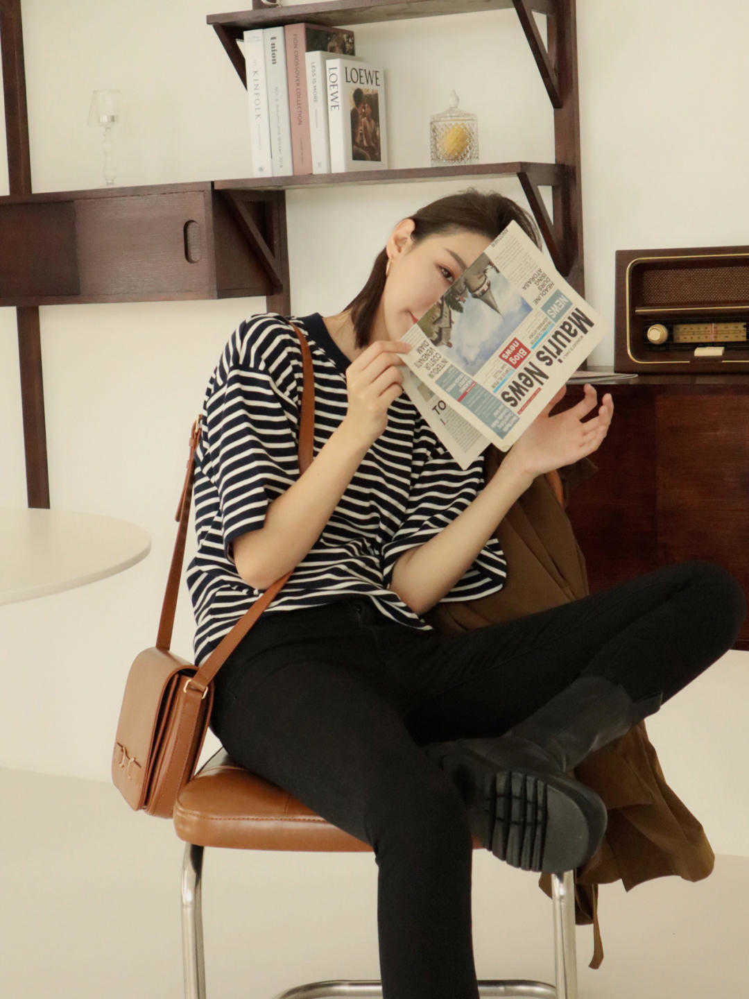 搭配|日常不用穿得太花哨,T恤搭配牛仔裤,法式穿搭依然能成为焦点