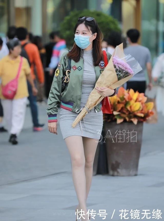  身材|街拍：身材高挑的时尚美女，黑色的包臀裙穿搭美丽又显瘦