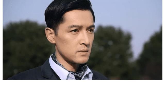 周迅和董卿在《朗读者》见面后，她对年龄焦虑的认知，为啥引人深思