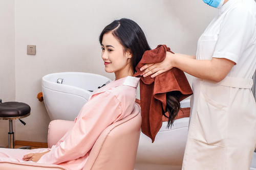 捂月子|“不听老人言吃亏在眼前”？夏天坐月子，老经验反不利宝妈健康