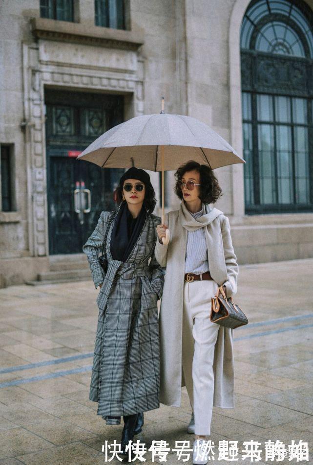 原来50岁的女人还可以这么时髦,浅色大衣配直筒裤,霸气又减龄