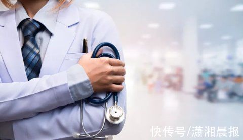 手掌|25毫米长竹签扎进男子手掌越挤越深，医生：当心指关节坏死