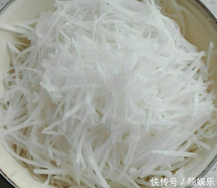 搅拌均匀|调萝卜馅，焯水大错特错，教您正确做法，萝卜没异味格外鲜，真香