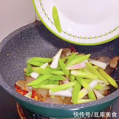 腊肉皮|香气四溢超级下饭的蒜苗炒腊肉