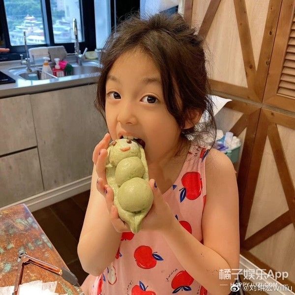 还记得《爸爸去哪儿》的小泡芙吗？长大后的她也是甜妹？