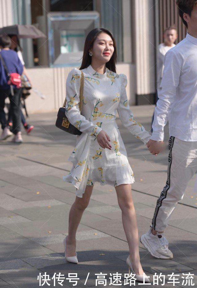 为了显高级穿垫肩连衣裙,茉莉花图案蕴含着“土味”的复古时尚感