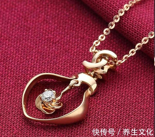 首饰 看看时尚博主、明星达人都是如何保养18k金的!