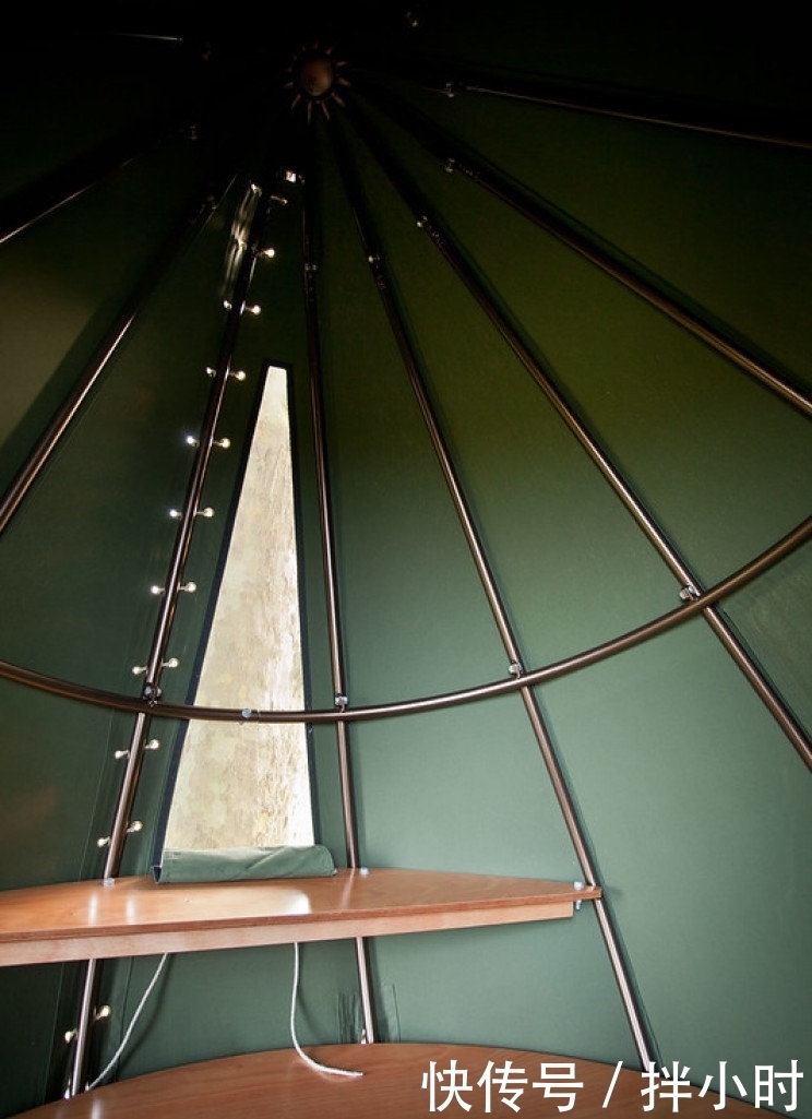 这些泪滴形帐篷可以将您挂在树上露营!