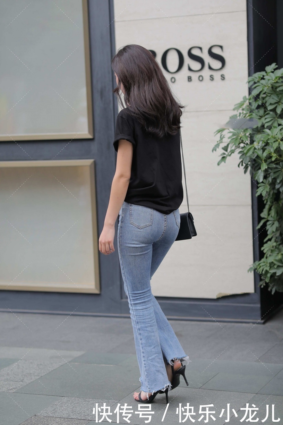 黑色t恤|黑色T恤搭配民族风短裤,再加绑带凉鞋,显高又显瘦,时尚感十足