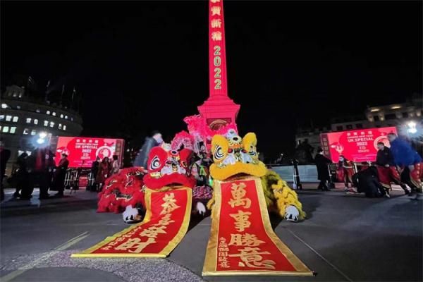 春节|伦敦特拉法加广场除夕夜亮起“中国红”