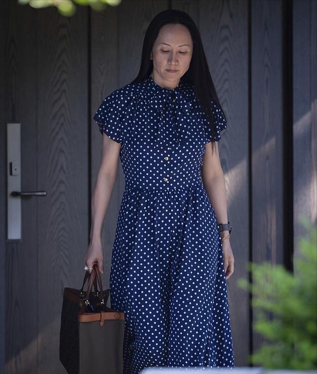 运动鞋|孟晚舟罕见咧嘴笑!扎头发无惧露发际线,穿“鸿星尔克”太抢镜