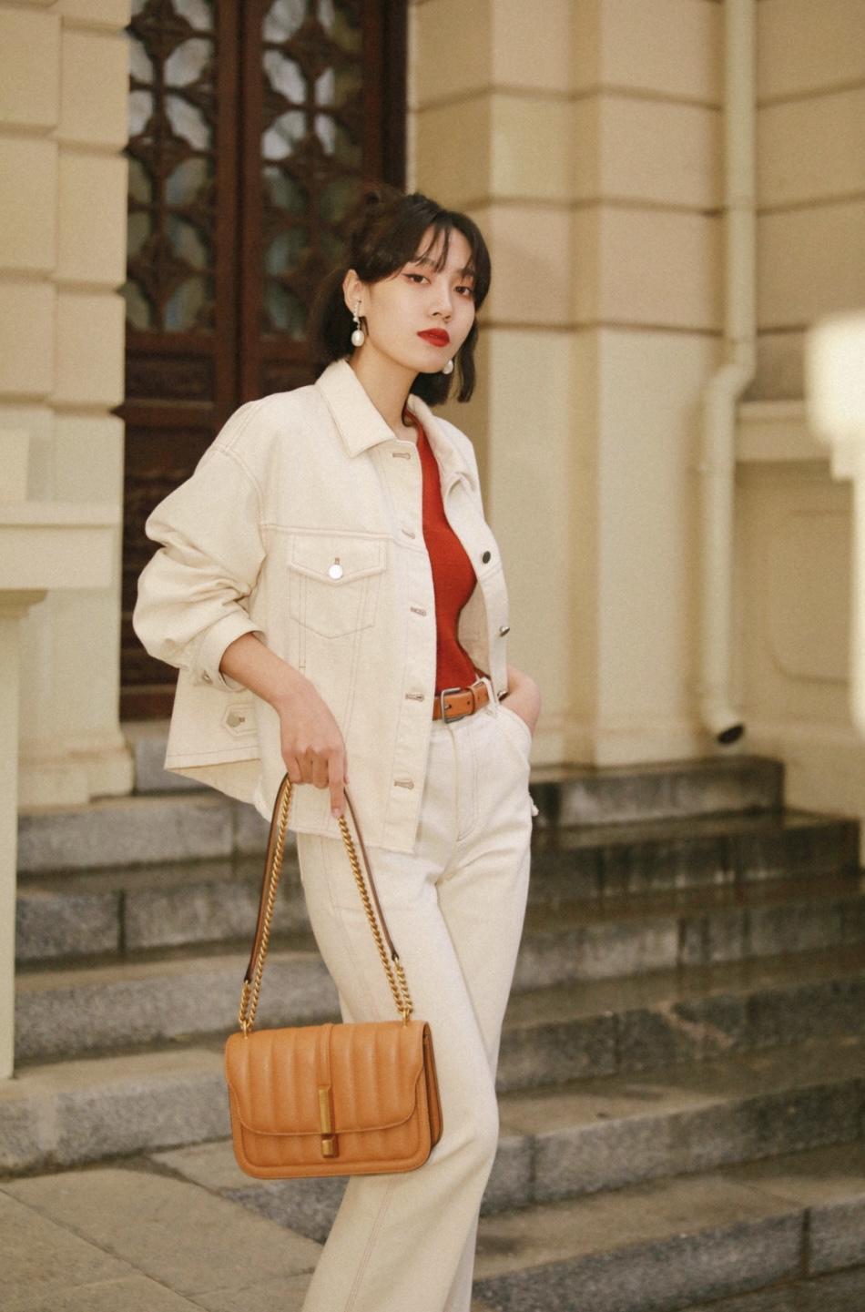 时髦 冬季会穿“牛仔套装”更时尚,拒绝扮嫩,又酷又飒才是真的美!