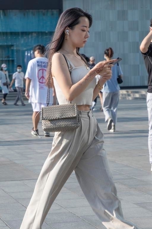 小姐姐 气质女神穿搭,黑长直配吊带背心,清纯又冷艳