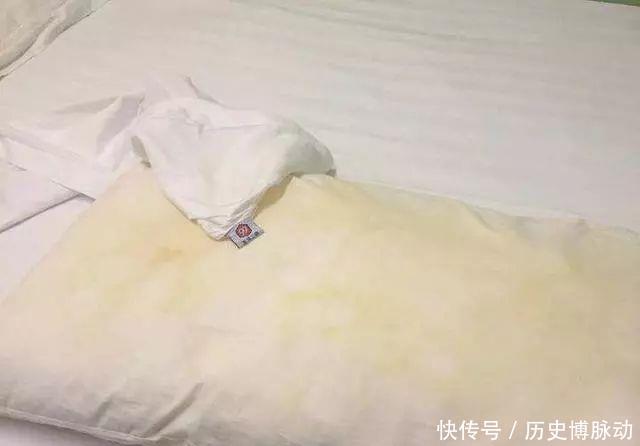 床单发黄有血渍？居家主妇教你简单一招，泡一泡立刻洁白干净！
