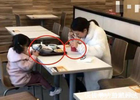 妈妈|服务区的母女吃饭太“高级”,抓拍走红,网友往“废”了养孩子