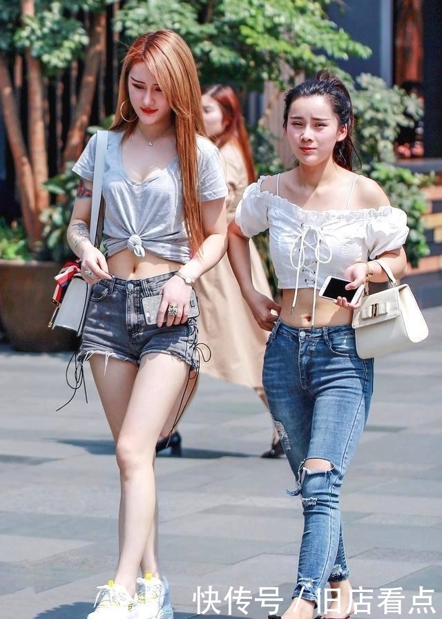 热裤|街拍:微胖姐妹花热裤出行,在人群中形成了一道靓丽的风景线!