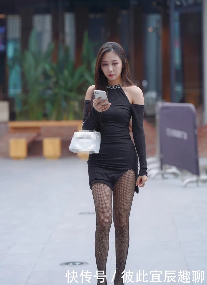 组图|街拍组图：女孩露肩裙搭配高跟鞋，挡不住的心动感觉