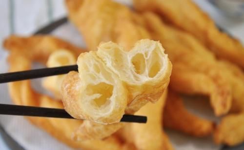 早餐油条自己做,早起10分钟,就能炸一锅,根根空心,还酥脆