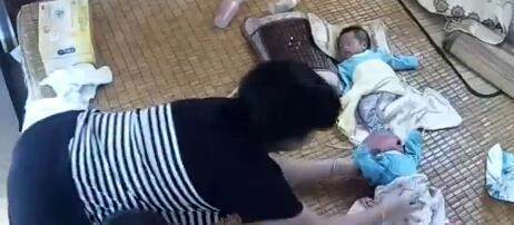 弟弟|妈妈在忙,3岁姐姐去帮妈妈哄弟弟,下一秒让人心寒捏把汗