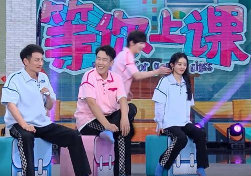 颜料|谢娜回归《快本》超热闹,丁程鑫戳赵丽颖脸蛋,手部细节暴露人品