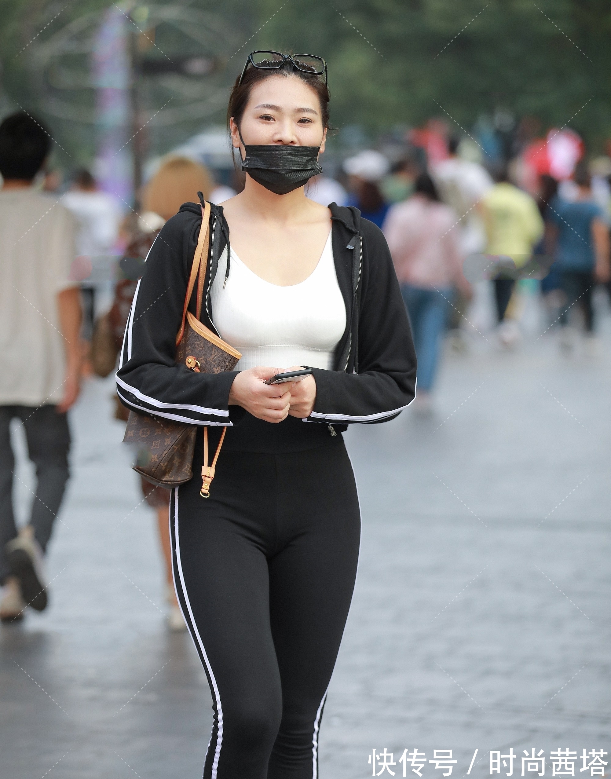 烦恼 要想省去穿衣搭配的烦恼,那么就选择一件套装,简单又好看