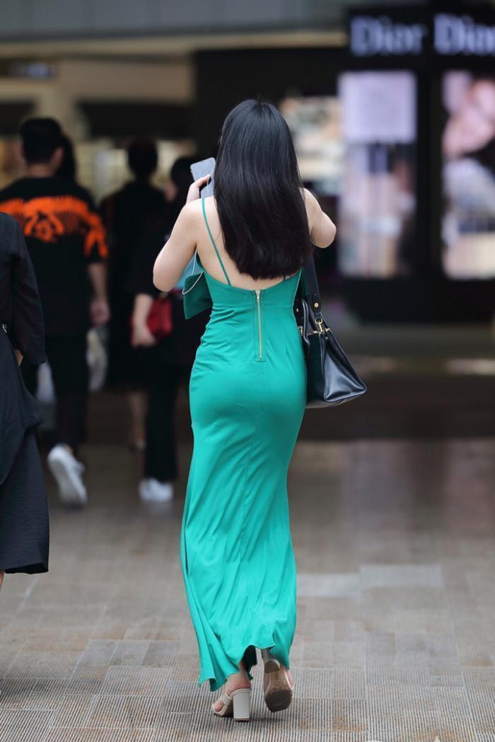 街拍一组美好的气质穿搭,光有背影也就足够了