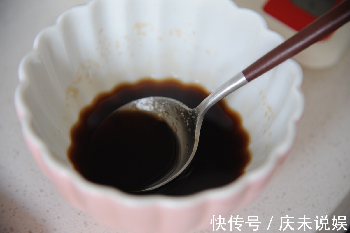 大虾好吃的做法，加入黑胡椒炖煮入味，鲜美可口，好吃到舔手指