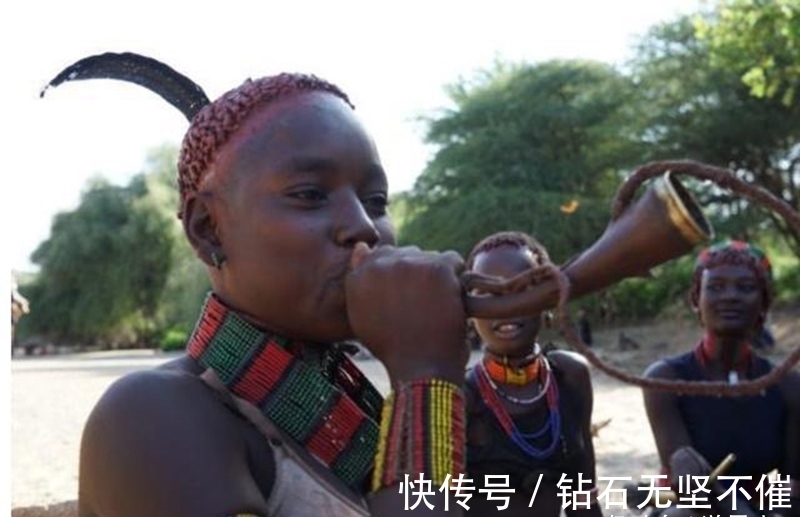 牛腿|非洲原始部落:男子都能生撕牛腿,每人8块腹肌!女人用大树接生