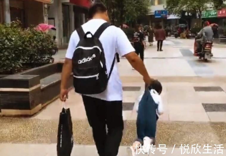 琪琪|爸爸带娃全程鼾声如雷，宝宝当面哭闹也叫不醒，网友：活着就好