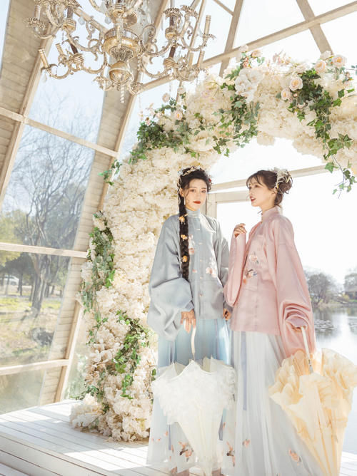 最近流行一种“初恋风”汉服，温柔又清新，直男看了也心动