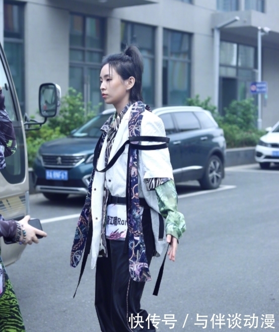 王嘉尔|新综艺《黑怕女孩》路透来袭,这位“红裤子女孩”我先押冠军了!