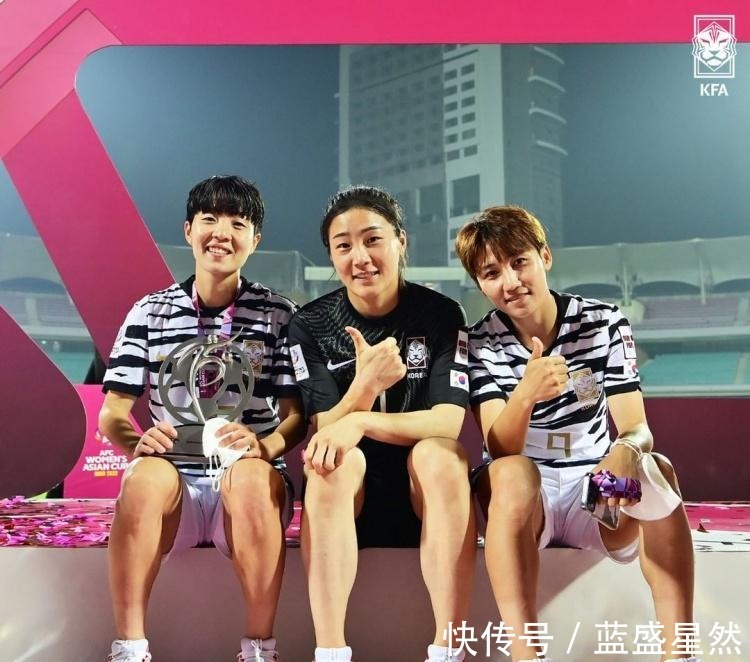 韩国女足|依然微笑创造最佳战绩,韩国女足赛后愉快合影留念!