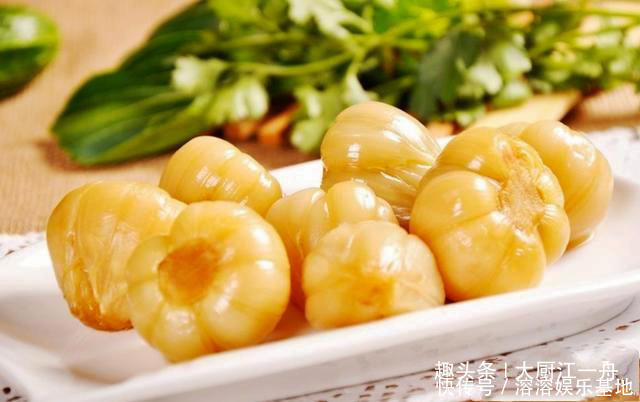 糖醋蒜怎样做才好吃大厨告你配方和比例，一年不坏不蔫，还倍脆